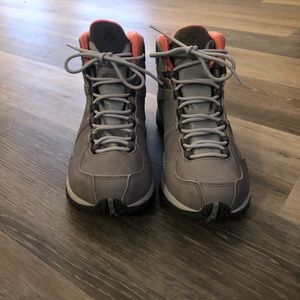 NWOT Columbia Hiking Boots